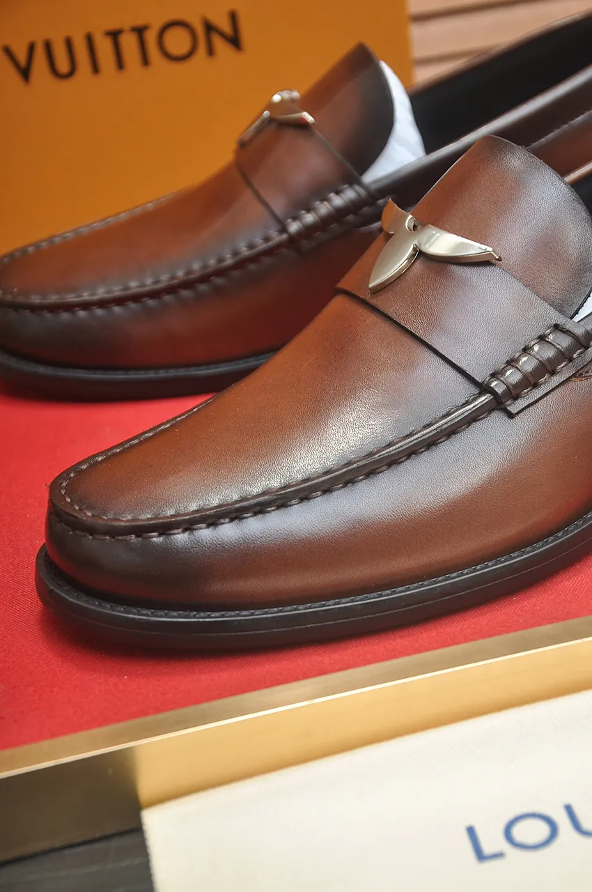 Men's men's shoes 💰560💶 [LV] (original single cowhide lining) 🍀LV's latest genuine leather business suit shoes are launched simultaneously on the official website. The first-layer cowhide imported from Italy is made of heavy gold, 💥1:1 rubber outsole from the official website. Versatile to wear, high-end without losing class, and the color combination is extraordinary. This four-season style is alluring when worn on your feet, showing off your big-name flair. Standard code 38-44 (45 customized)